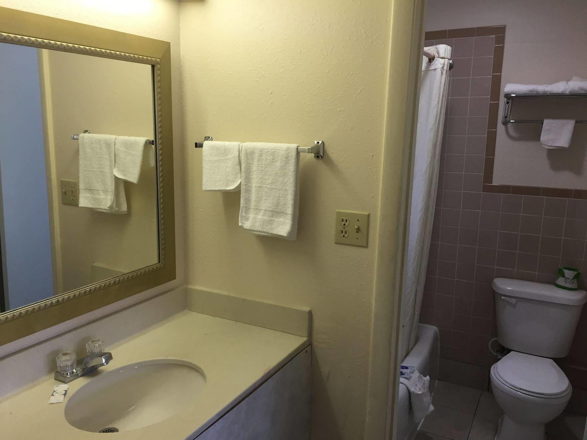 Economy Inn St. James Bagian luar foto