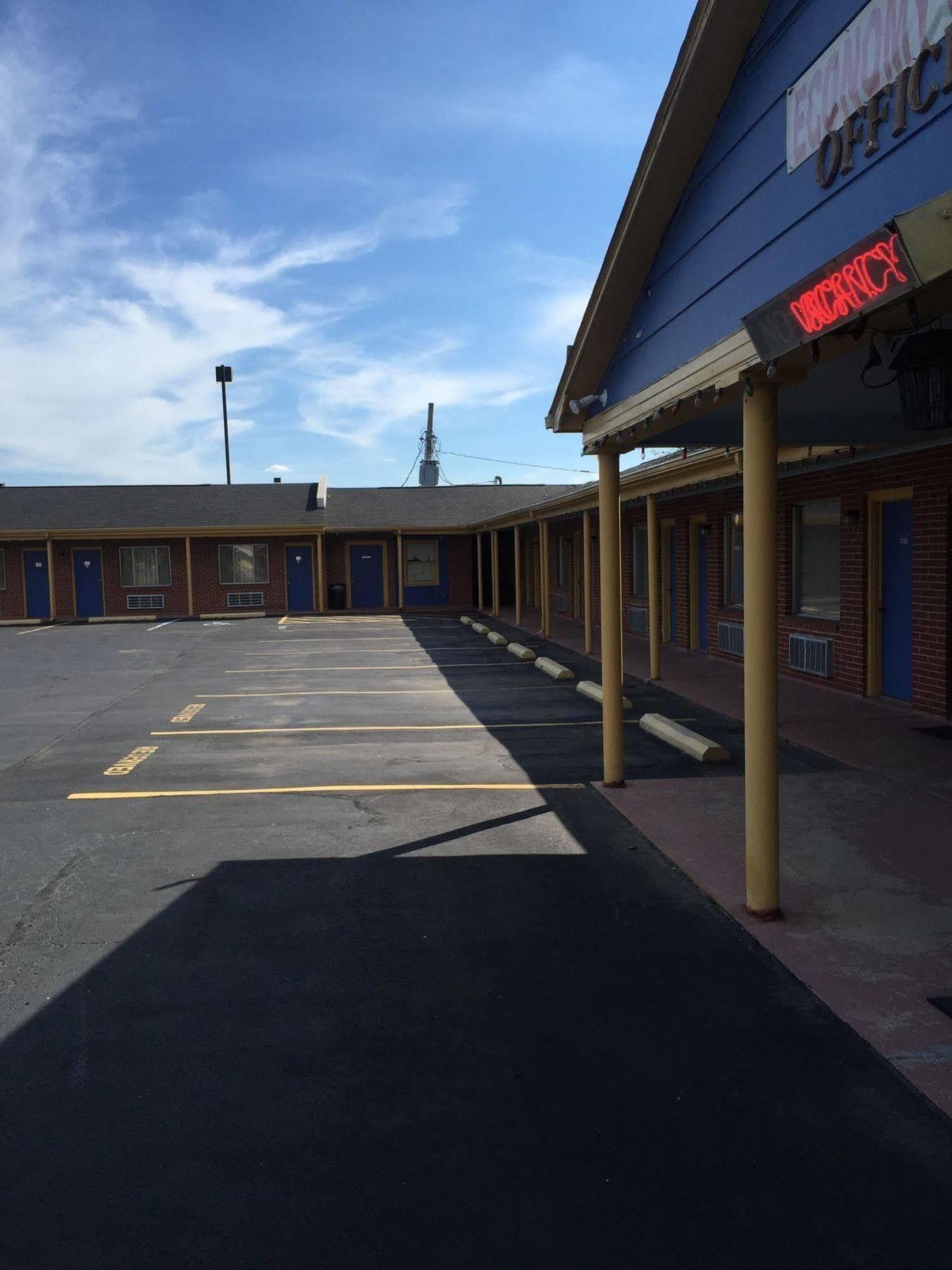 Economy Inn St. James Bagian luar foto